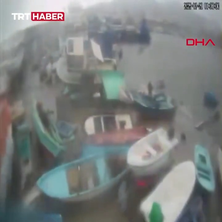 Zonguldak'ın Ereğli ilçesindeki limanda tekneleri deviren hortum.