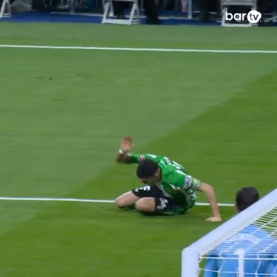 No ha sido penalti y ni fue revisado.