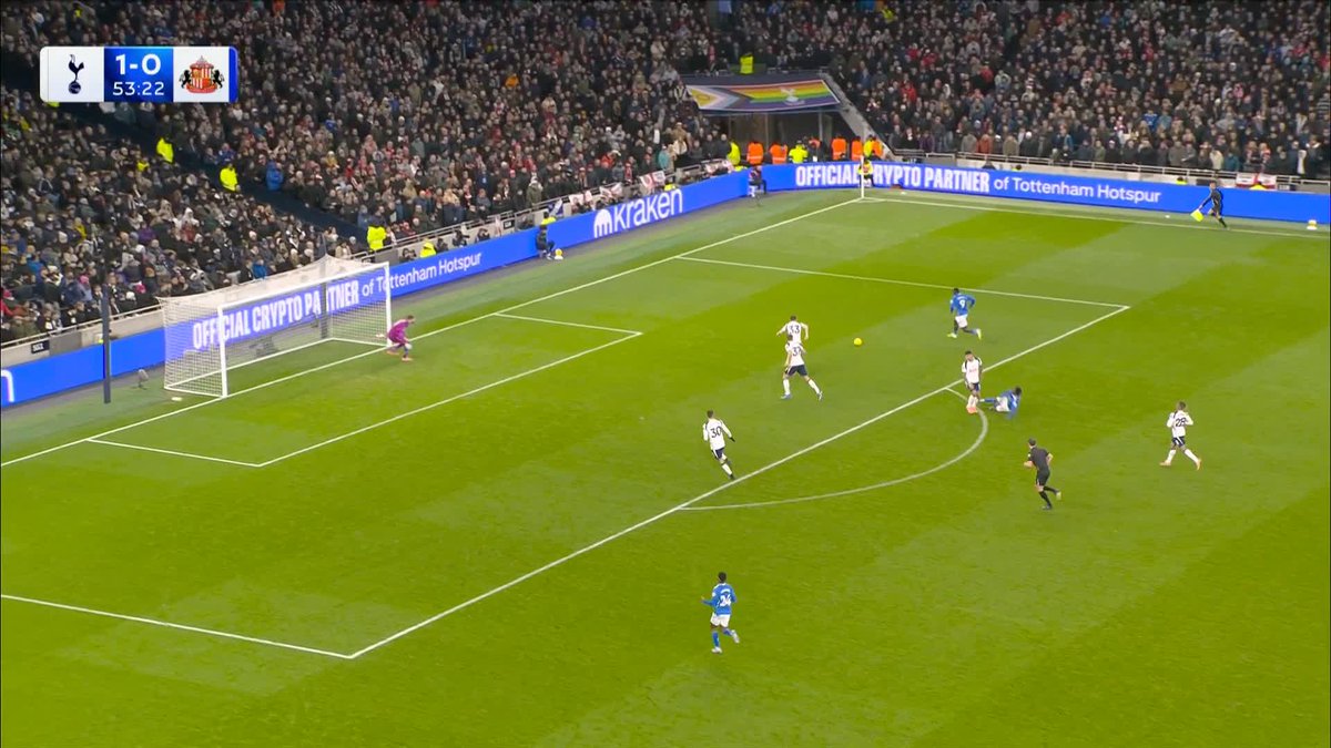 A mistake from Cristian Romero is seized upon by Sunderland but Brian Brobbey fails to punish the Spurs captain 😯