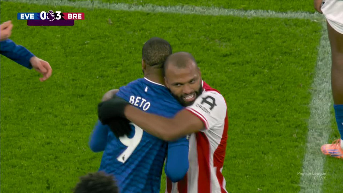 JAJAJA, a Igor Thiago de Brentford le convalidaron su gol tras revisión del VAR y lo festejó ABRAZANDO a Beto, el ‘9’ del EVERTON. Insólito momento en la Premier League. 😅🏴󠁧󠁢󠁥󠁮󠁧󠁿