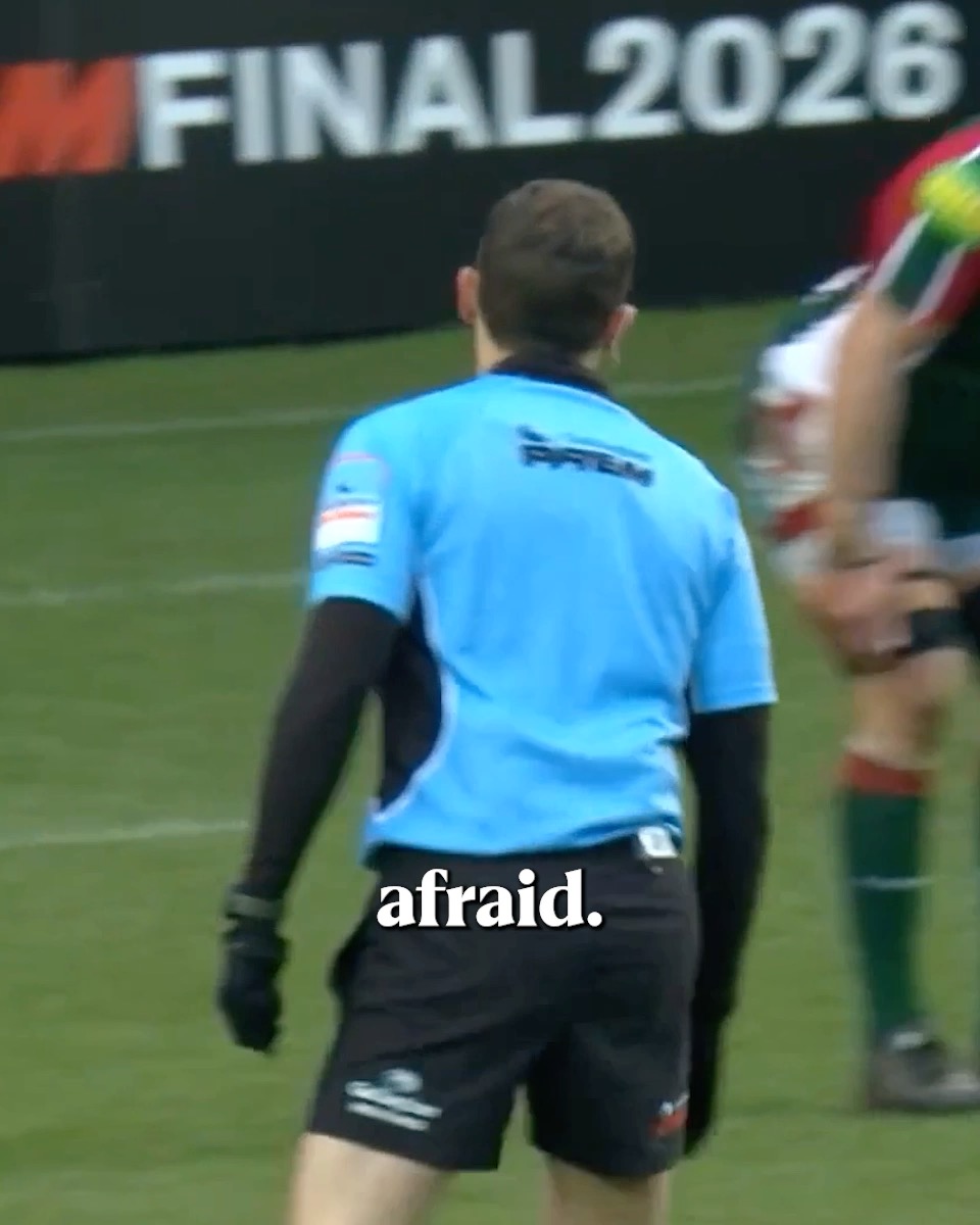 Referees? Wearing gloves? 🧤 Nick Mullins is not having any of it 😅