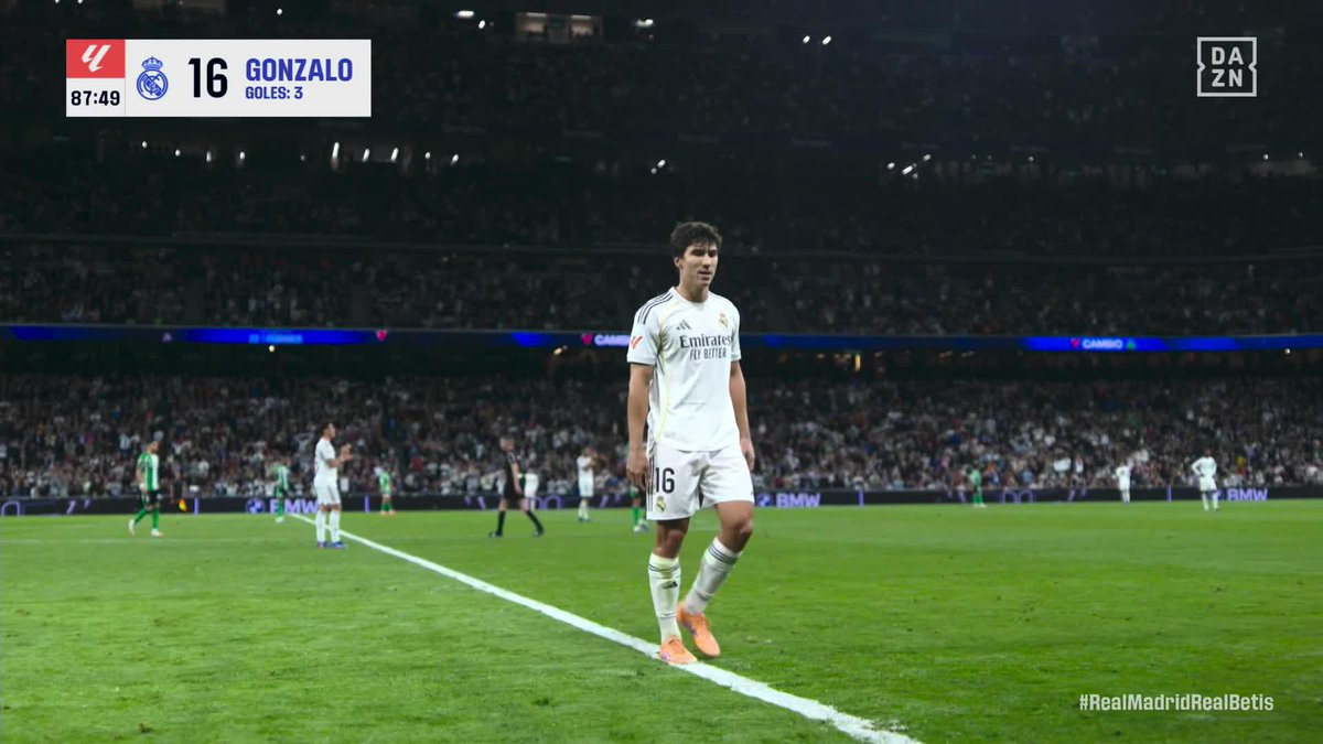EL BERNABÉU EN PIE. EL BERNABÉU RENDIDO A UN CHAVAL DE LA CASA. A UN CANTERANO QUE NO VA A OLVIDAR ESTE DÍA JAMÁS 👏👏👏 DON GONZALO GARCÍA TORRES #LALIGAenDAZN ⚽