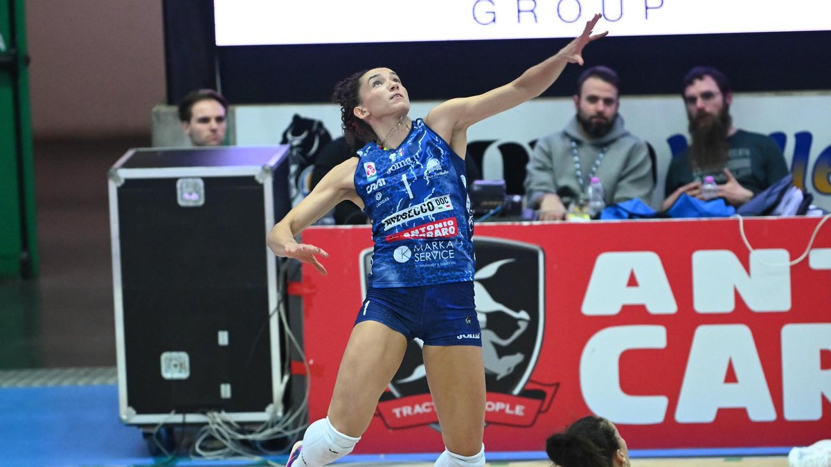 #LVFSerieA1 🇮🇹: WHAT A SHOT BY MISS EVERYTHING! 🔥 Clutch, clean and decisive: Gabi 🇧🇷 does it all once again. 💫 Conegliano 🆚 Novara is on right now and you can follow every point LIVE on VBTV 📺 ( 🏐 #Volleyball #Pallavolo #Volei