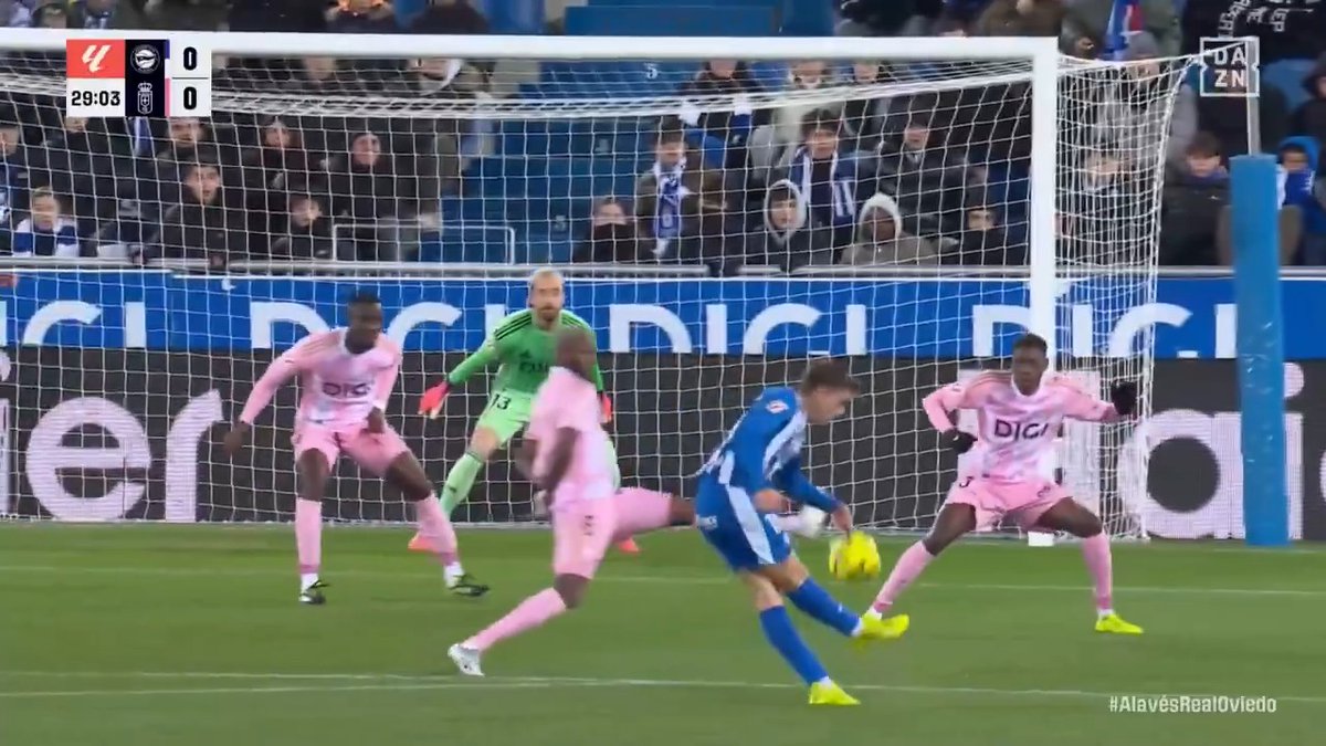 ERA UNO DE LOS GOLES DE LA JORNADA. ERA UNA OBRA DE ARTE 🎨🤯 Pablo Ibáñez y un golpeo exquisito del jugador del Alavés 🪄 #LALIGAenDAZN ⚽️