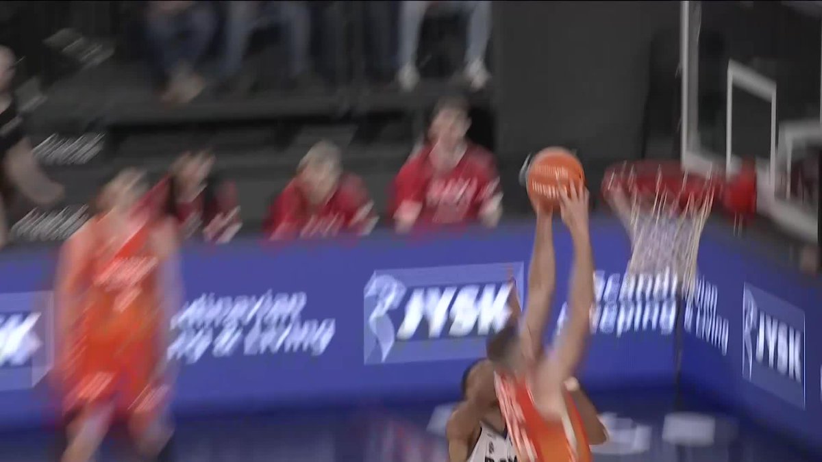 🤪 Pero qué es este NO LOOK PASS 𝙘𝙤𝙣 𝙩𝙖𝙣𝙩𝙖 𝙘𝙡𝙖𝙨𝙚, ISAAC NOGUÉS, por favor... Vaya regalo de #NavidadACB para MATT COSTELLO, Valencia Basket Club 🙄 📺 DAZN España | #LigaEndesa