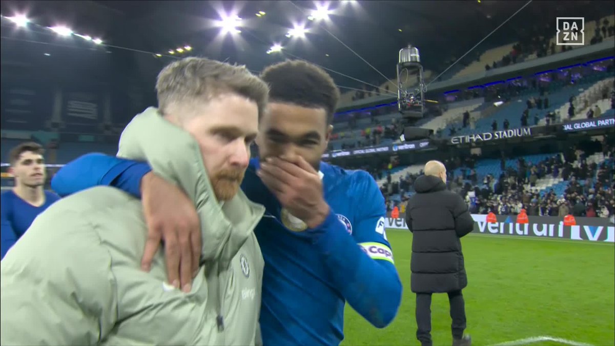 Gestos que dicen mucho. Esto es ser un capitán 👏👏👏 Reece James lleva a Calum McFarlane, entrenador interino del Chelsea, con la afición para que sea ovacionado tras empatar al Manchester City #PremierLeagueDAZN 🏴󠁧󠁢󠁥󠁮󠁧󠁿⚽