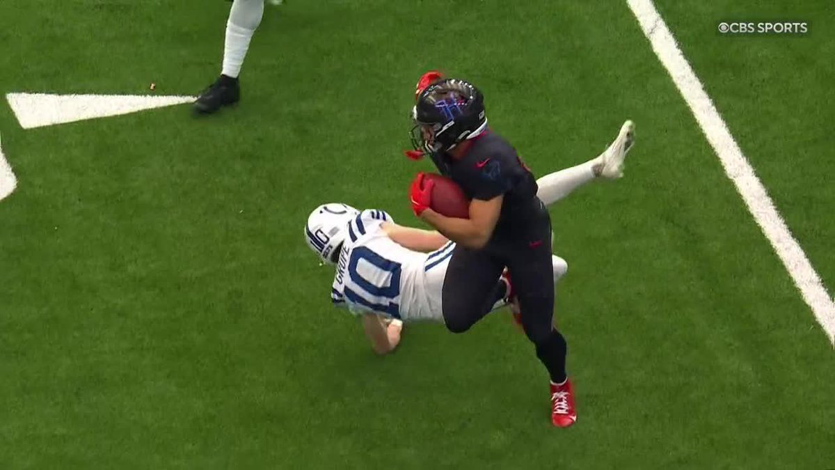 Blake Grupe with an... unsuccessful... tackle attempt 😳