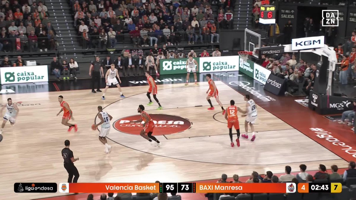 ¿Es la NFL? 🏈 ¿Son los Harlem Globetrotters? 🏀 No, es Valencia Basket Club desatando fantasía🪄🔥 #LigaEndesaxDAZN 🏀