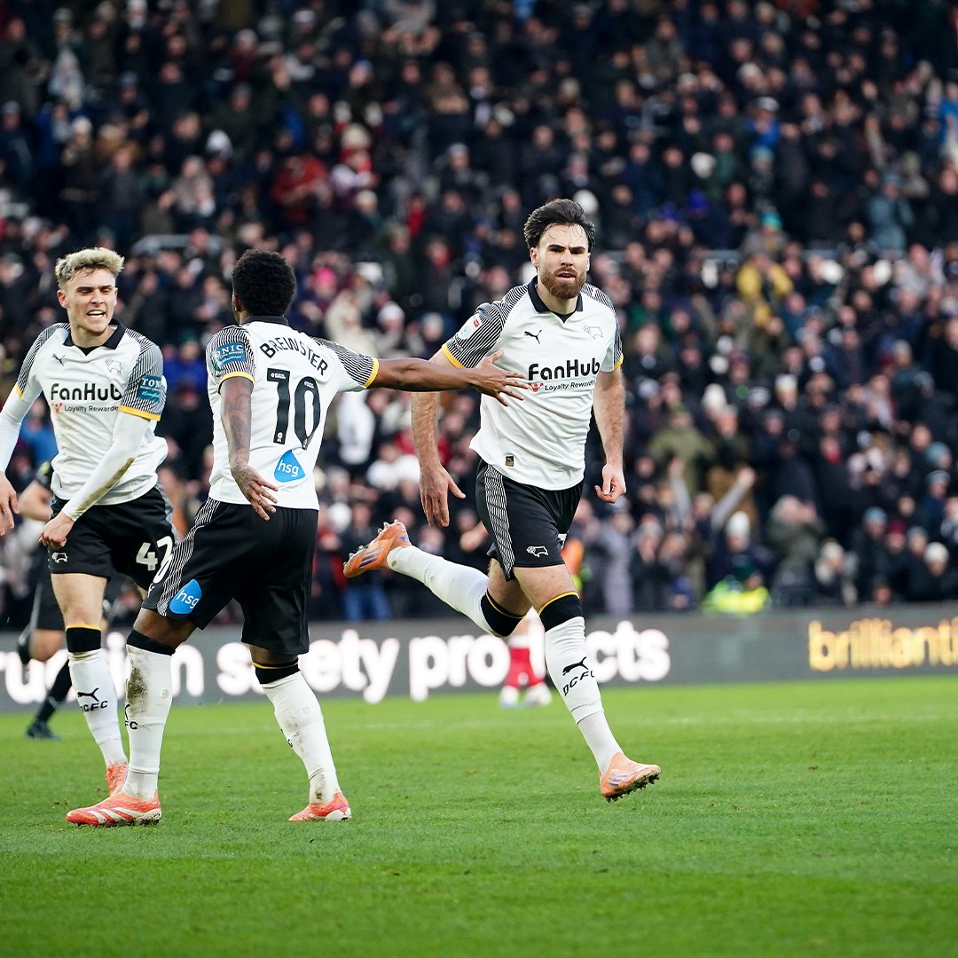🐏🇨🇱 Muy buena jugada y definición de Ben Brereton Díaz para marcar el descuento del Derby County ante Wrexham. El delantero de La Roja no anotaba en el Championship hace tres meses.
