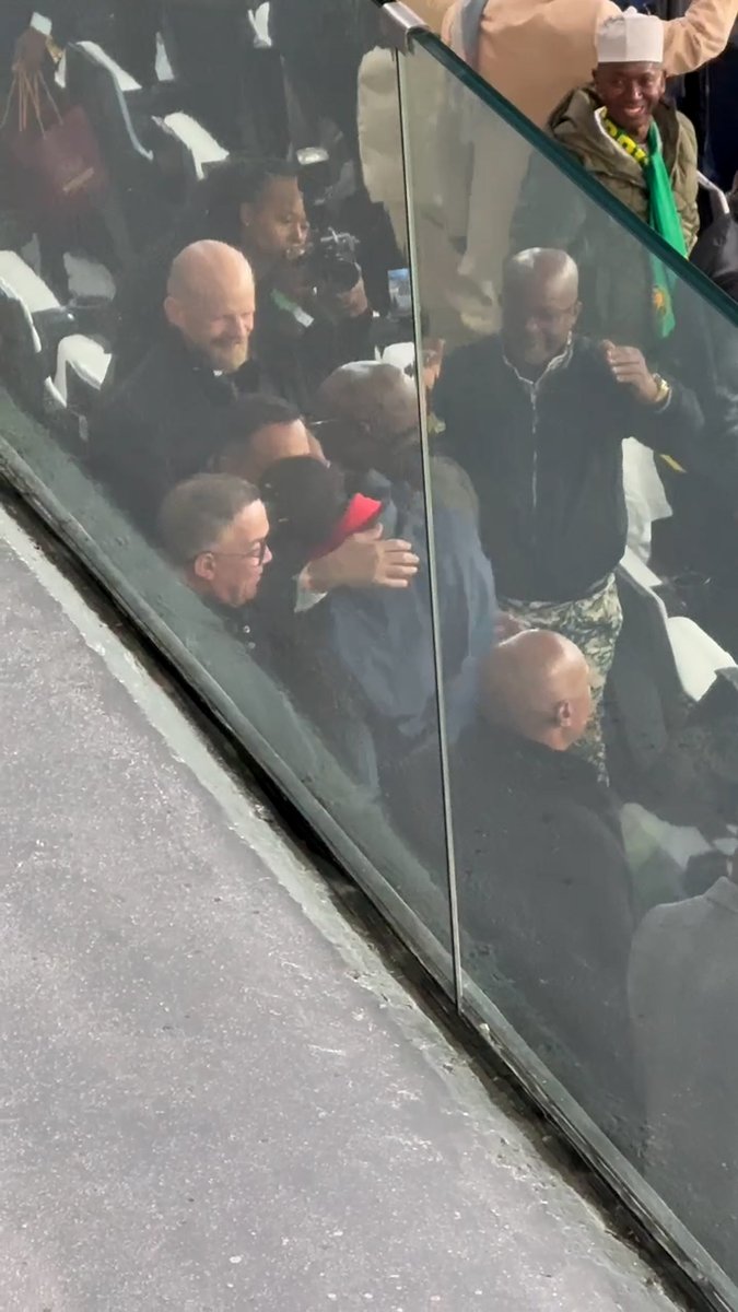 La joie de Samuel Eto’o 🇨🇲 après la qualification du Cameroun en quarts de finale, aussitôt félicitée par Fouzi Lekjaa 🇲🇦