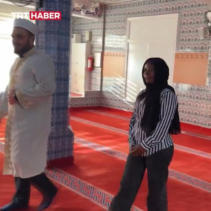 Kongo Demokratik Cumhuriyeti’nde yaşayan Arianna, sevdiği adam için Türkiye'ye geldi, İslamiyet'i seçti. Hüseyin Çoban ile evlenerek Osmaniye'ye yerleşen genç kadın, Müslüman olduktan sonra Meryem Amine adını aldı.