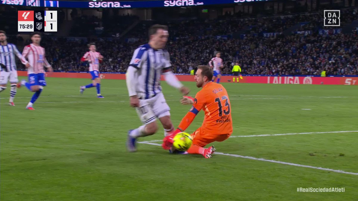 La Real Sociedad pide penalti... y el Atlético de Madrid, la segunda amarilla para Oyarzabal #LALIGAenDAZN ⚽