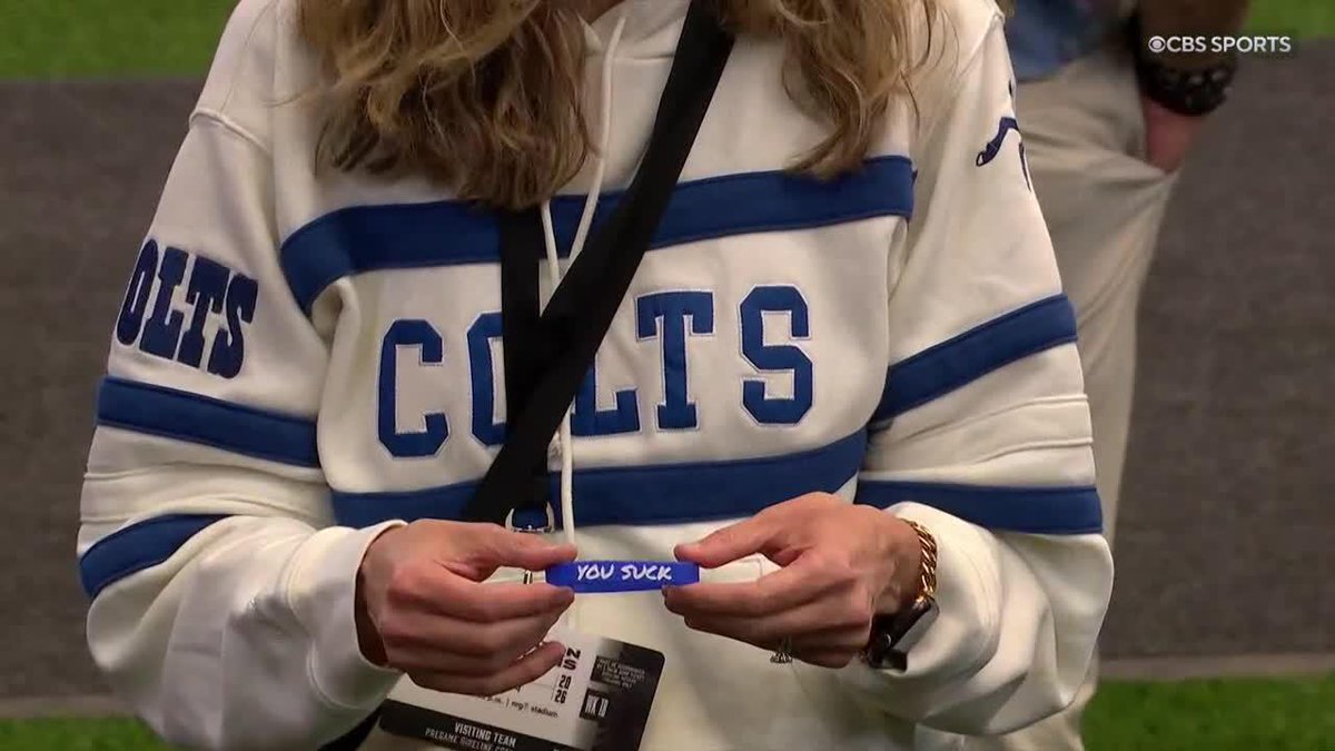 #COLTS ROOKIE QB RILEY LEONARD’S MOTHER TEXTS HIM THE SAME THING BEFORE EVERY GAME HE PLAYS IN… “YOU SUCK.” Riley’s mom also wears a wristband that reads "you suck."