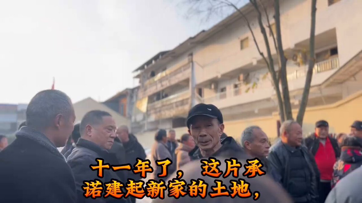 1月4日，四川成都。居民因征地补偿问题维权：2015年因高铁建设拆迁，补偿至今未落实。居民在新兴街道办事处拉横幅，写着“要房子、要过渡费、要生存，老百姓要活下去”。