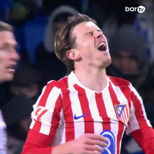 Esto NO se puede fallar. 🤦🏻‍♂️ Con el partido 0-1 metes esa y el partido se finiquita