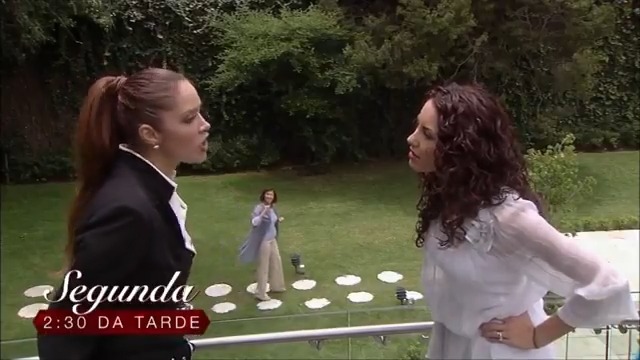 Após uma discussão acirrada, Sônia esbofeteia Rubi. Ao tentar se afastar rapidamente de Rubi, Sônia caminha sobre a ponte de cristal que já apresentava rachaduras. O vidro cede, e Sônia despenca, deixando Rubi em estado de choque. #Rubi #Rubi080