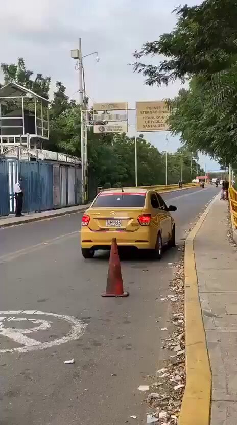 🚨🇨🇴🇻🇪 COLOMBIA DEPLOYS TROOPS TO BORDER AFTER MADURO’S DETENTION Colombia isn’t taking any chances. Troops are now parked at the bridge near Ureña, making sure Venezuela’s chaos doesn’t spill into their backyard. On the other side, Maduro’s National Guard is busy setting up checkpoints like it’s business as usual. They’re watching who crosses, but it’s not clear who they’re trying to stop... protesters, defectors, or just anyone trying to get out. One side’s trying to keep the peace. The other’s trying to keep control. Source: BluRadio Colombia