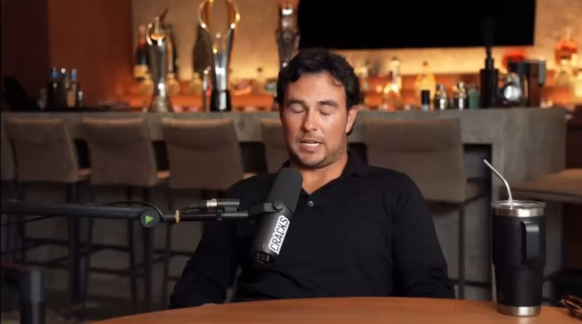 Checo diciendo que por error, el coche del 2022 fue favorecedor para el 😂. Y justo Jos quejandose de que no era un coche para Max. "Especialmente en los inicios de temporada. En el 2022, cuando el coche POR ERROR, por que salio muy pesado, entonces teniamos un coche muy pesado que tenia la distribucion de peso mucho para adelante. Entonces era mucho mas estable, era lo que yo buscaba. En ese momento, yo me acuerdo que desde el simulador, era mas rapido que Max. Ya llegaba los fines de semana, ya llegaba pensando que iba a ganar la carrera. Todo llegaba en automatico. Como piloto, cuando tu no tienes que estar pensando en como manejar, en que el coche que te va a hacer. En automatico viene todo. Y entonces teniamos un coche que era, quizas no tan al estilo de Max. Y en el 2022empece a pelear el campeonato con el, hasta que llegan las mejoras. Llegan las mejoras ya sabes, hay una direccion muy clara a la que se tienen que ir el equipo y es cuando yo empiezo a tener problemas por que el coche ya no se que me va a hacer en la curva. Ya estoy pensando en no chocar, empiezan los choques, empiezan los accidentes. No tienes el control al 100%."