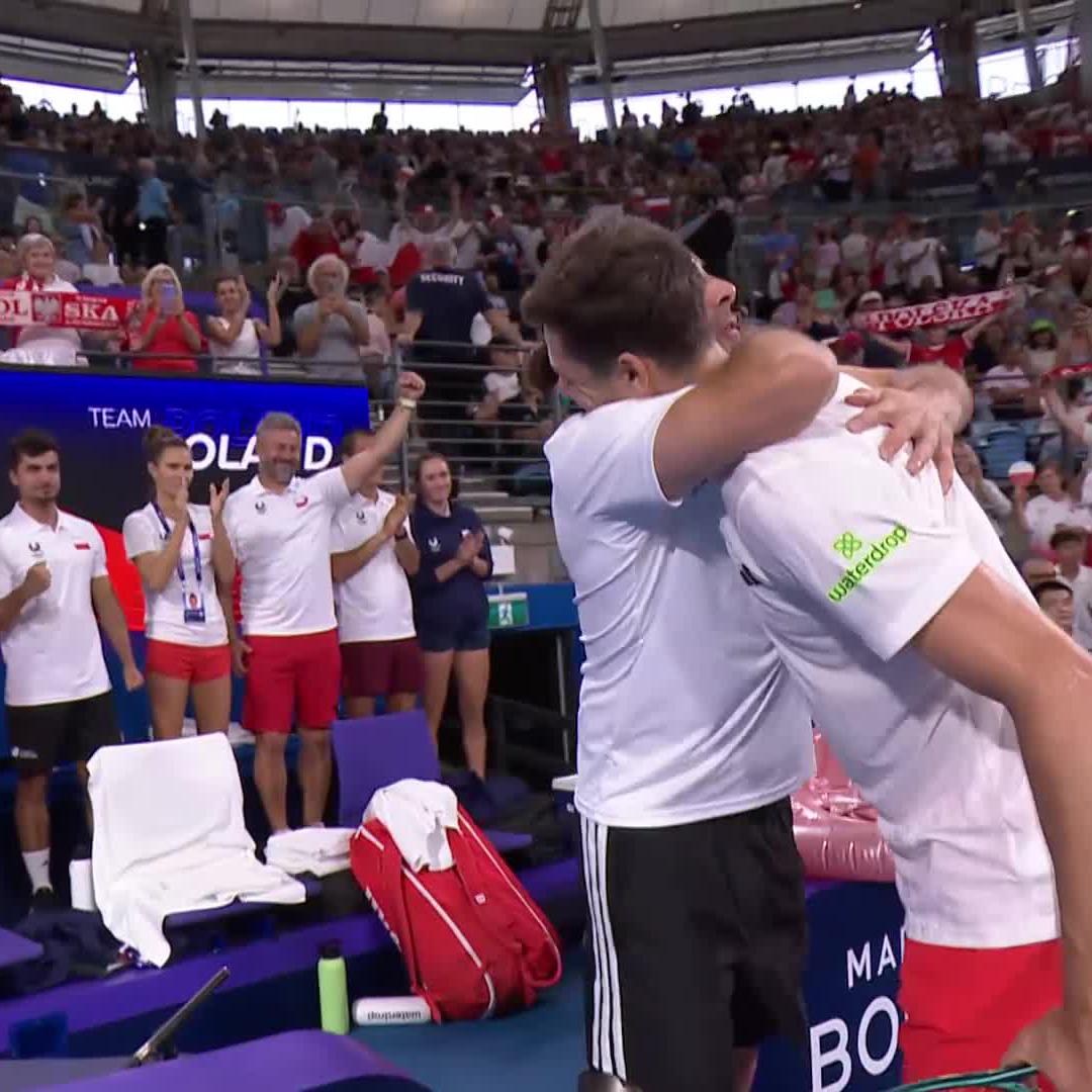 Look what it means 😝 The moment Hubert Hurkacz finished his powerhouse performance against Zverev at #UnitedCup