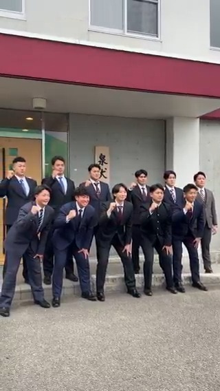 泉犬鷲寮前での写真撮影の様子📸 藤原聡大選手は体調不良のため不在です お大事になさってください🤒 #伊藤樹 #繁永晟 #大栄利哉 #伊藤大晟 #九谷瑠 #阪上翔也 #幌村黛汰 #大坪梓恩 #中沢匠磨 #金子京介 #島原大河 #RakutenEagles