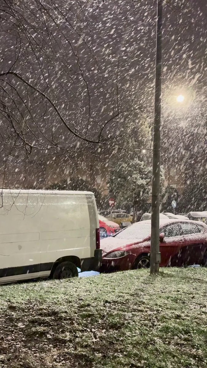 🌨️❄️☃️ Las primeras imágenes de Madrid vestida de blanco: amanece la capital nevada con el paso de la borrasca Francis