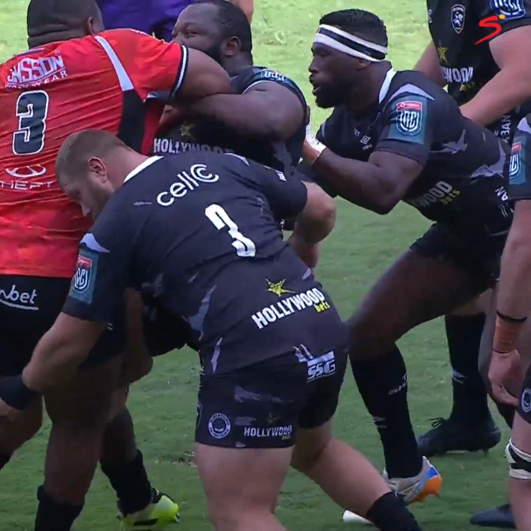 Ox Nche 🆚 Asenathi Ntlabakanye A heavyweight battle for the ages! That look from Ox in the middle of the collision is priceless 🤣 #SSRugby | #VURC