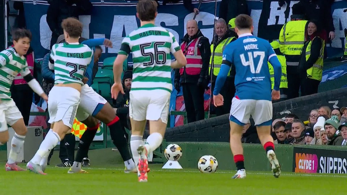 🗣️ "I don't think he swings an elbow... he's almost pushing him off" The Ref Watch team agree with the decision not to send Manny Fernandez off in Rangers' 3-1 win at Celtic ⤵️