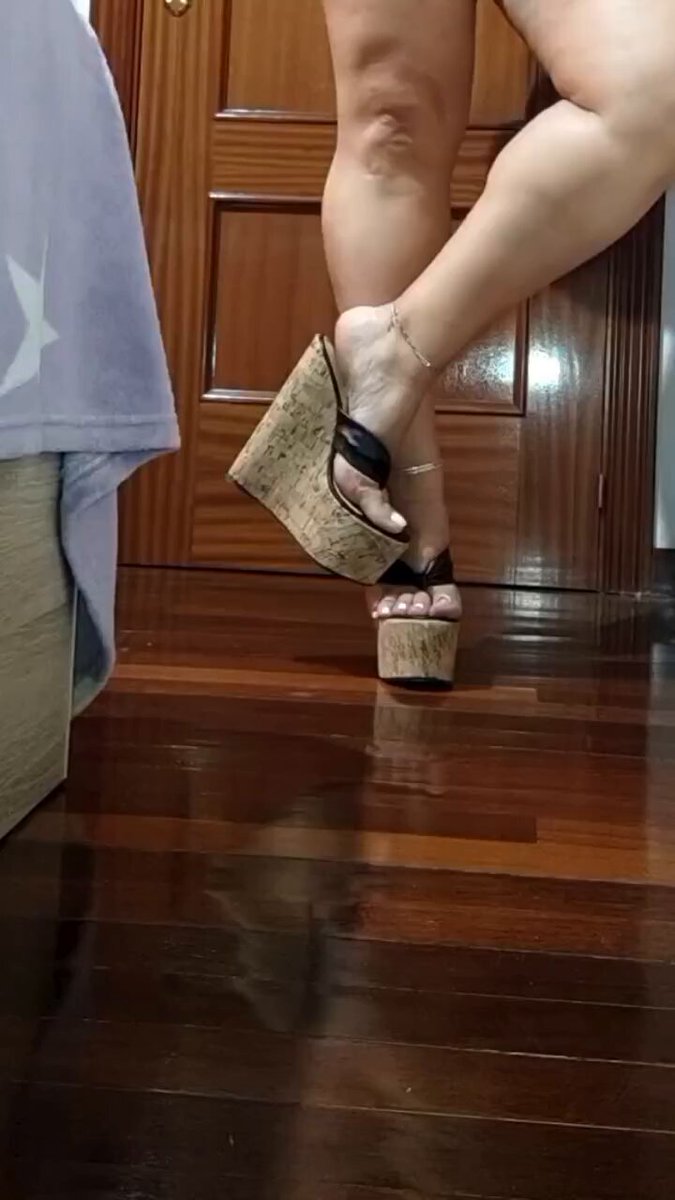 Feliz Lunes ❤️❤️, Que tengáis una semana fantástica!!😘😘 #feet #feetqueen👑 #feetlover😍 #pies #pes #wedges #sandals #heels #cuñas #whitenails