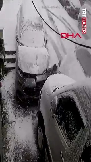 İstanbul Kağıthane'de karda kayan otomobil, 5 araca çarparak durabildi. O sırada sokakta oyun oynayan çocuk, otomobilin altında kalmaktan son anda kurtuldu.