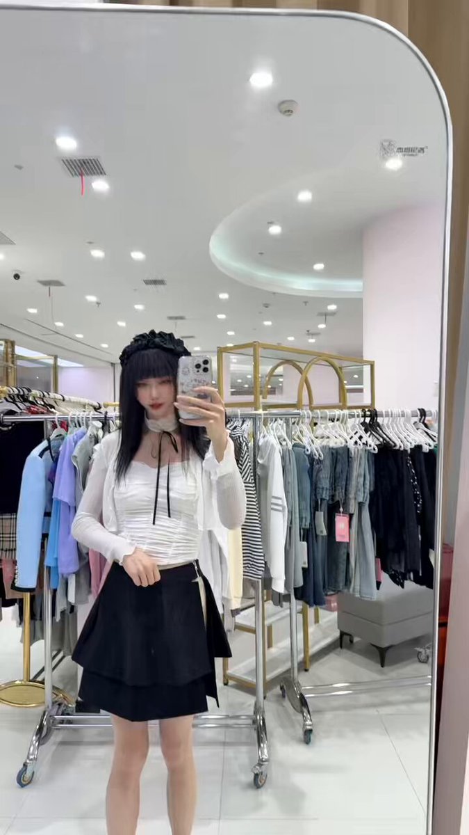 接上条，买裙子的视频。其实我刚看到拿起来的时候小姐姐就说，这条裙子很特别，然后就疯狂让我试一下。试了就各种无脑夸好看，最后还帮我改小尺码。好吧又是被资本做局的一天