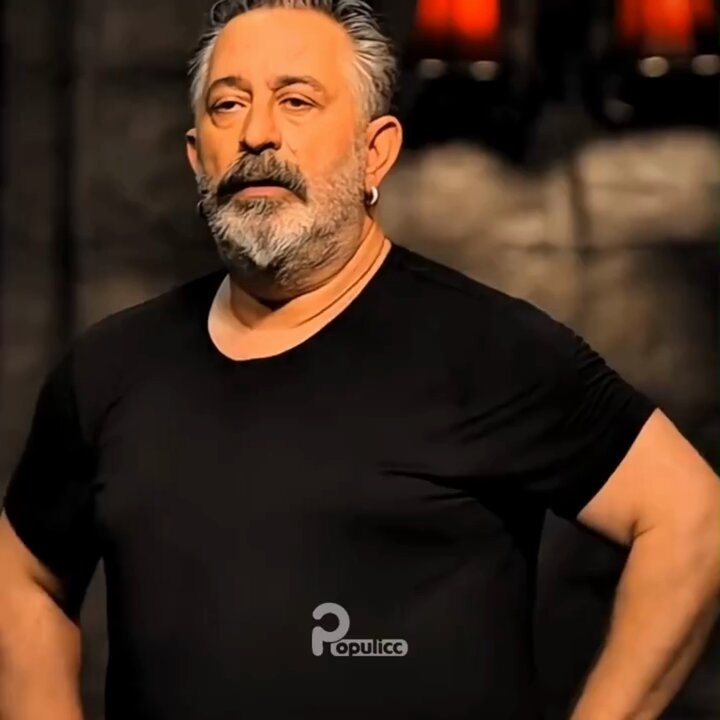 🔴 Cem Yılmaz, yılbaşı gecesindeki gösterisinde bir oyuncunun vücuduna yaptırdığı dövme üzerinden Allah ve ahiret gününde insanların vereceği hesapla dalga geçti.