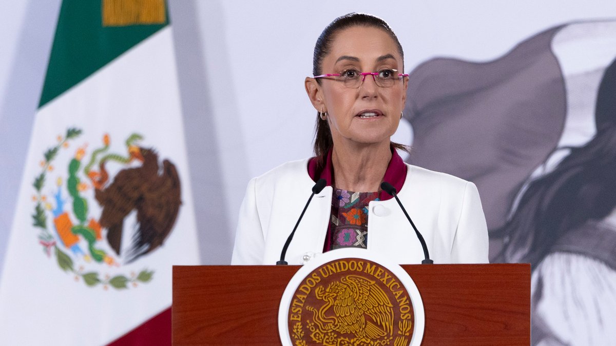 #MañaneraDelPueblo | La presidenta Claudia Sheinbaum Pardo reafirma la posición del país frente a la intervención de Estados Unidos en Venezuela: México rechaza de manera categórica la injerencia en asuntos internos de otras naciones. Defendemos la relación entre Estados basada en el respeto a la soberanía, el diálogo y la colaboración, nunca en la imposición o el uso de la fuerza. Cooperación, sí; subordinación, no.