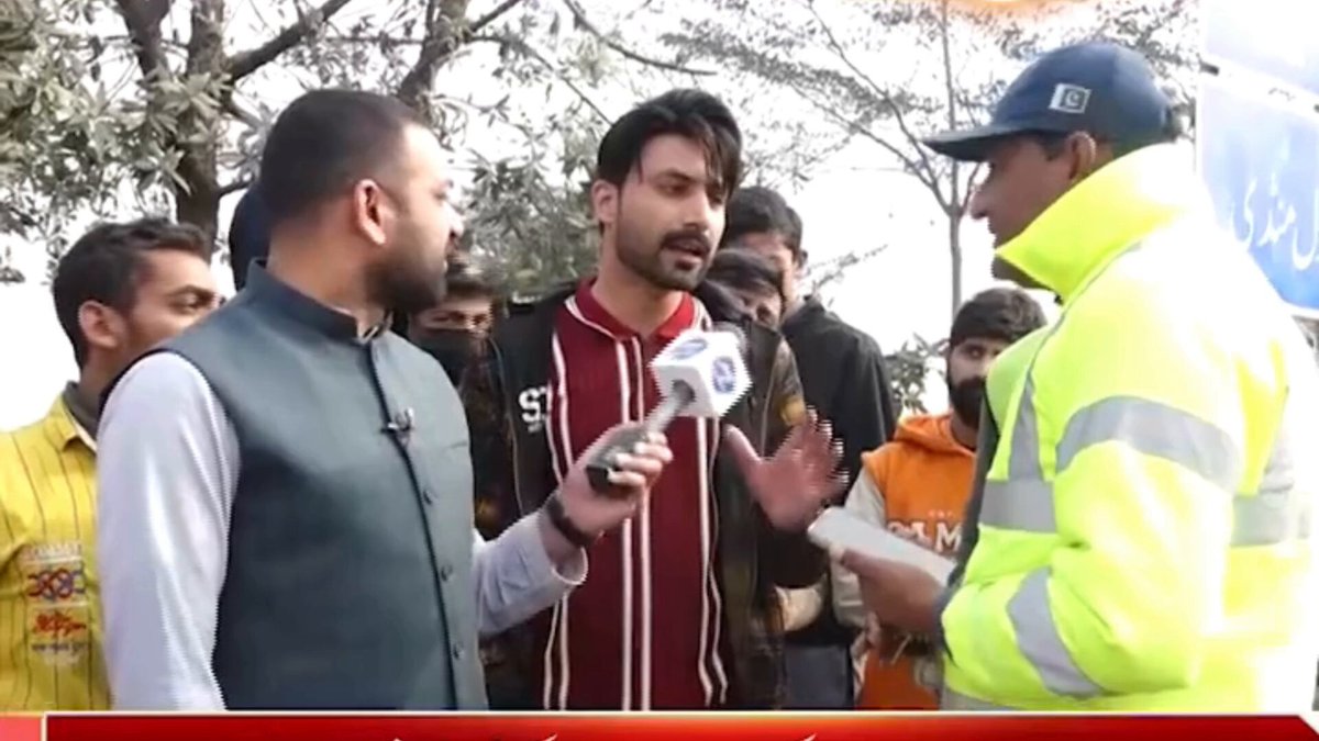 پنجاب میں بیرون ملک (دبئی) کے ڈرائیونگ لائسنس پر گاڑی چلائی تو چالان ہو گا ہم کوئی گرا ہوا ملک نہیں ہیں۔ ٹریفک وارڈن کا اوورسیز پاکستانی کا چالان
