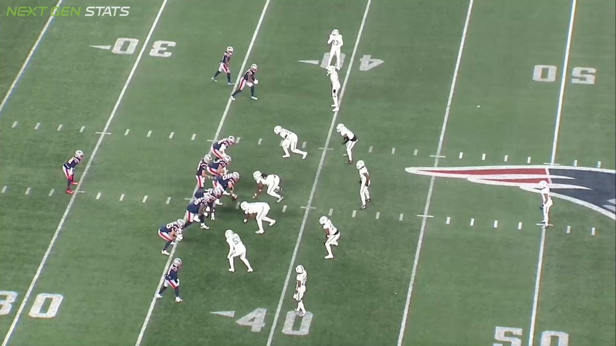 High-level play from three #Patriots on this one: - Stevenson aborts the play-action fake to cut down the blitzer - Maye beats the deep-third defender falling off the clear out to jump the sail - Henry shields the catch point to make a tough catch for 16 yards