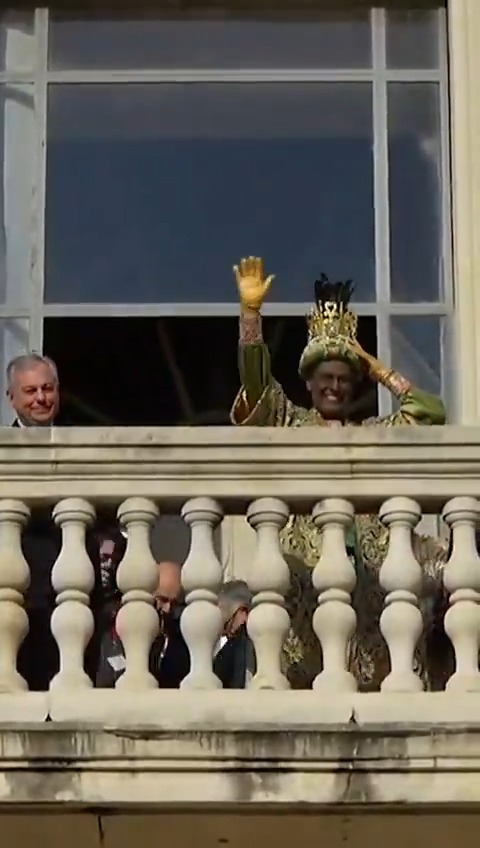 ¡Preparados para disfrutar de esta noche mágica! La magia de Baltasar hará posible que podáis ver aquí algunos de los momentos más especiales de la Cabalgata de Sevilla. 💫👑 #CabalgataSev26