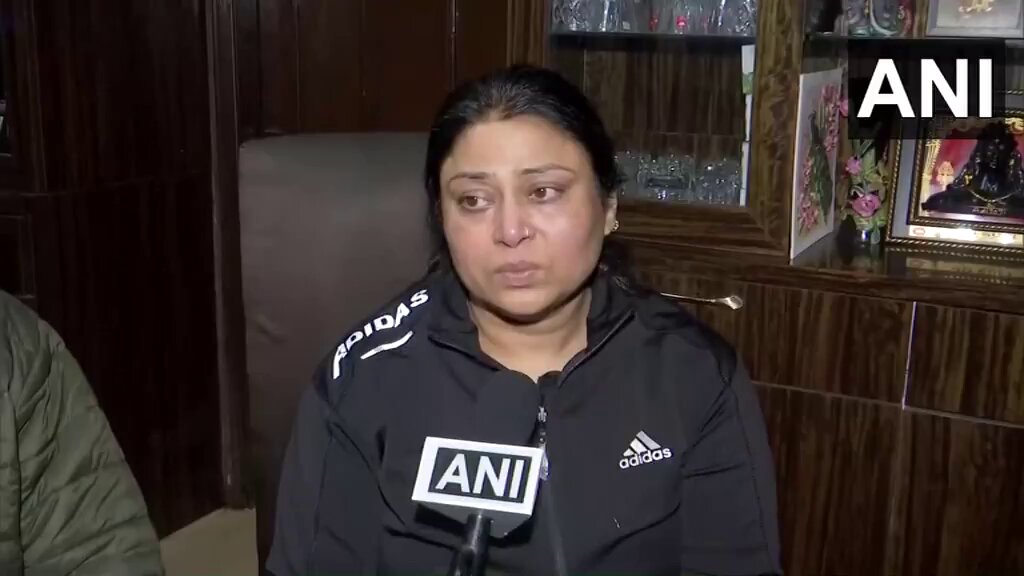 दिल्ली में जंगलराज 👇🏽 मेरे पति, मैं घर के बाहर खड़े थे। तभी एक लड़के ने मेरे पति को पकड़ लिया। जब बचाने की कोशिश की, तो दूसरे लड़के ने कार से रौंदने की कोशिश की। मेरे बेटे को घसीट ले गए।उसे नंगा कर पीटा। बेटा जान की भीख मांगता रहा, लेकिन लोग देखते रहे। क्या यह रेप से कम है?