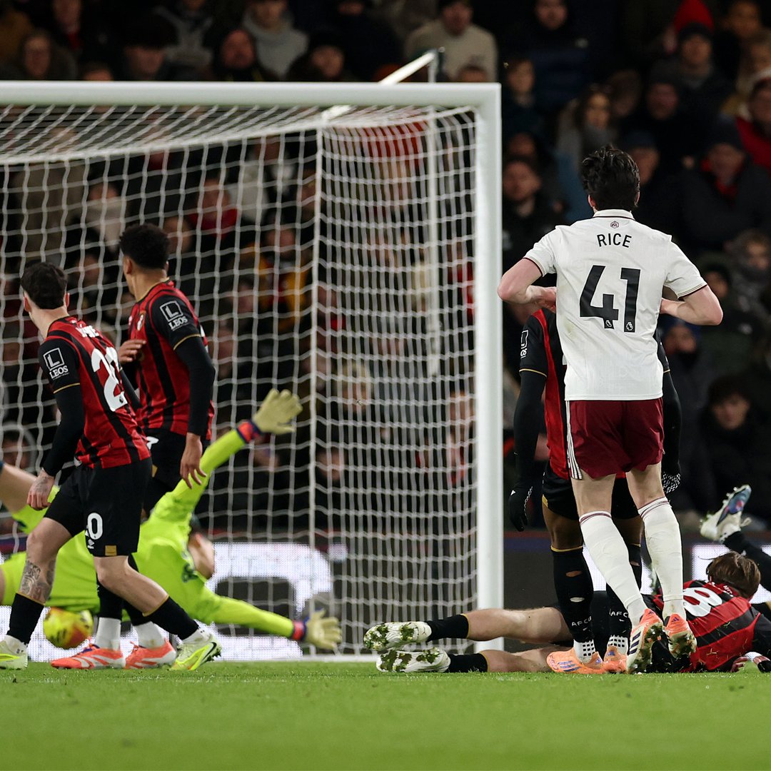 Why does Declan Rice always look left and right before hitting the knee slide?