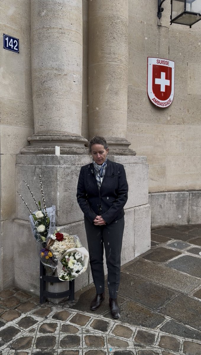 À la suite du tragique incendie survenu à #CransMontana, l’ambassadrice de Suisse en France, Tania Cavassini, adresse un message de condoléances et de solidarité aux victimes, aux personnes blessées et à leurs familles. Parmi les 40 victimes, 9 sont de nationalité française. Sur les 119 blessés, 23 sont des ressortissants français. Elle remercie également la France 🇫🇷pour sa solidarité en ayant accueilli 17 blessés graves. La coopération franco-suisse qui se vit au quotidien se révèle en situation de crises. 🎥 Découvrez son message en vidéo. #PlusQueDesVoisins