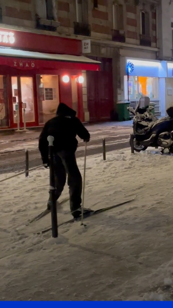 Il s’essaie au ski de fond… dans une rue du 11e arrondissement de Paris
