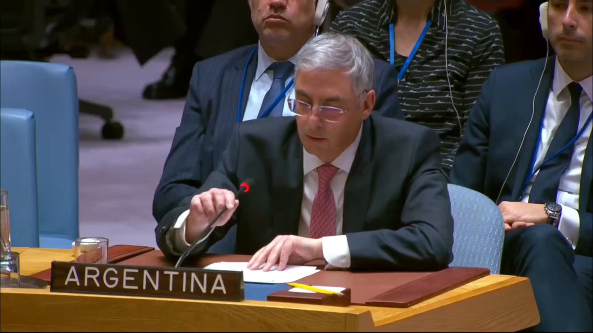 Discurso de nuestro Embajador ante las Naciones Unidas Francisco Tropepi en la reunión del Consejo de Seguridad de el día de la fecha. “El Gobierno de la República Argentina valora la decisión y la determinación demostradas por el Presidente de los EEUU y por su gobierno en las recientes acciones adoptadas en Venezuela que derivaron en la captura del dictador Nicolás Maduro, líder del Cartel de los Soles, declarada como organización terrorista por el Gobierno argentino en 2025, mismo año que declaró también organización terrorista al Tren de Aragua.” “Desde la asunción del Presidente Javier Milei, la Argentina ha sido clara y consistente en su posicionamiento frente a esta situación. Hemos denunciado sin ambigüedades la falta de libertades y las graves violaciones a los derechos humanos, y hemos contribuido activamente, con determinación y responsabilidad, a los esfuerzos internacionales orientados al retorno de la democracia en Venezuela.” “La República Argentina solicita que las autoridades encargadas de administrar la transición en Venezuela, contribuyan a la inmediata liberación del ciudadano argentino Nahuel Gallo, y que se garantice su pronto y seguro retorno a nuestro país.”