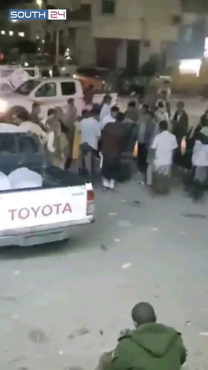 #عاجل | فيديو: ظهور أسواق لبيع الأسلحة والذخائر في شوارع الغيضة عقب نهب منشآت عسكرية بالمهرة #south24