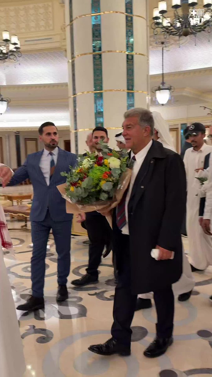 President Joan Laporta arrives in Saudi Arabia with the team. 💐🇸🇦