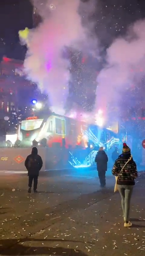 🚇👑 ¡Ya estamos en Cibeles! Así ha sido la llegada de la carroza de Metro, que ha acompañado a los Reyes Magos en la #Cabalgata2026.