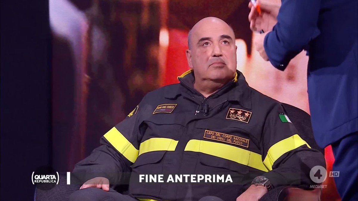 "Questo è un prodotto pirotecnico quindi è vietato in un luogo chiuso e pubblico, in Italia è assolutamente vietato." #Mannino #CransMontana #quartarepubblica