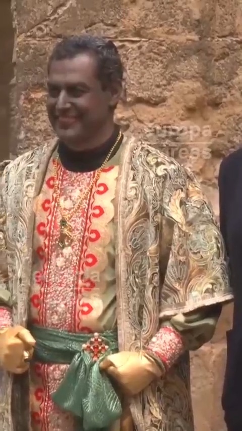 El presidente de la Junta de Andalucía, Juanma Moreno, sale en la Cabalgata de Sevilla encarnado como Rey Baltasar preparado para "disfrutar" de una "noche mágica"