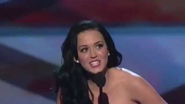 — Feliz Dia dos KatyCats! 🧡🐱 Em 5 de janeiro de 2011, KATY PERRY nos chamou pela primeira vez de “KatyCats” no People’s Choice Awards.