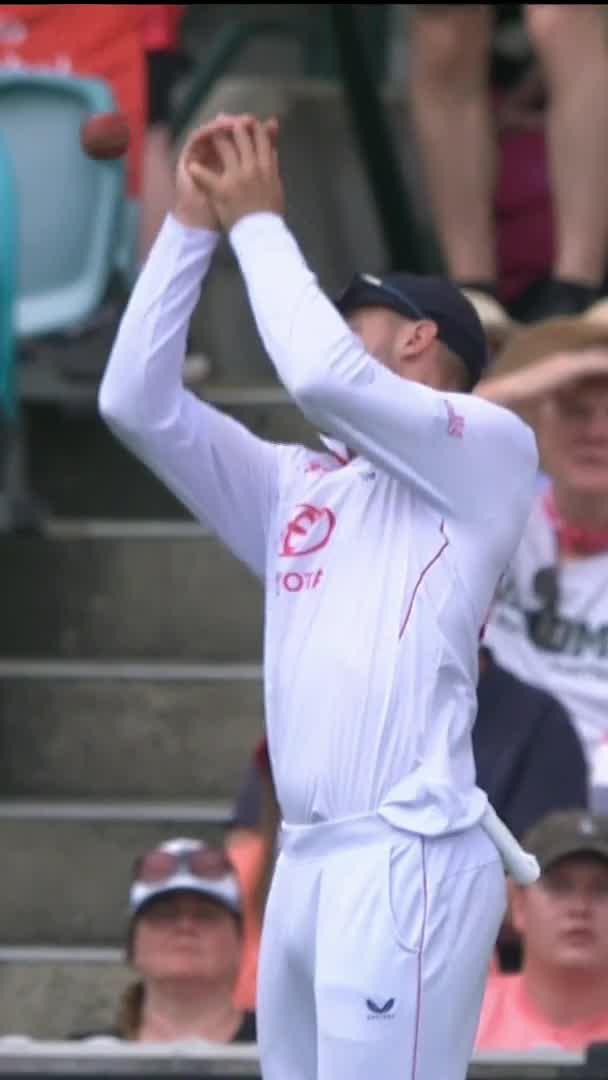 Travis Head looked to be a goner, but Will Jacks gave him a life with this drop on the boundary. #Ashes