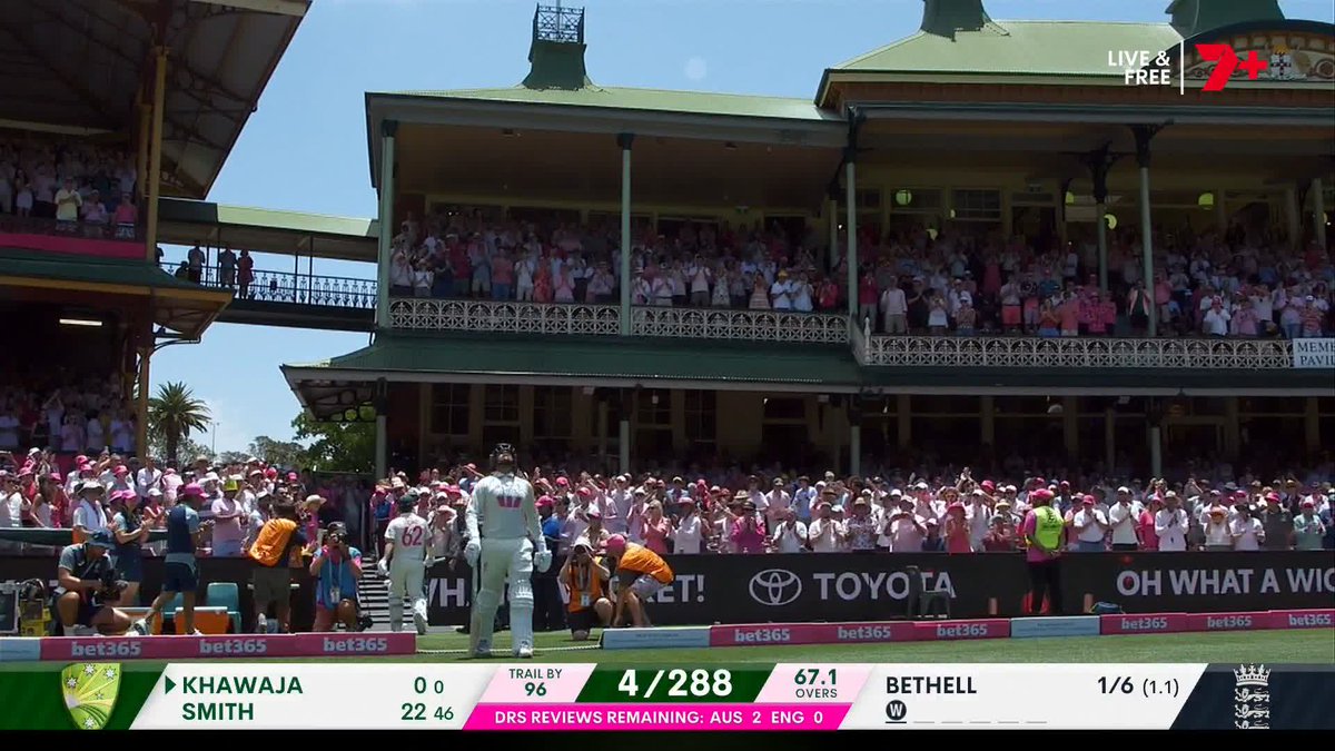 The ovation for Usman Khawaja as he enters the SCG 🙌 #Ashes