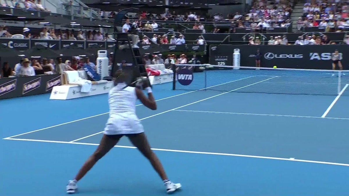 Venus Williams with a gorgeous backhand down the line. One of the greatest backhand down the lines in the history of the game. 45 years old still doing things BIG. 😮‍💨😮‍💨😮‍💨