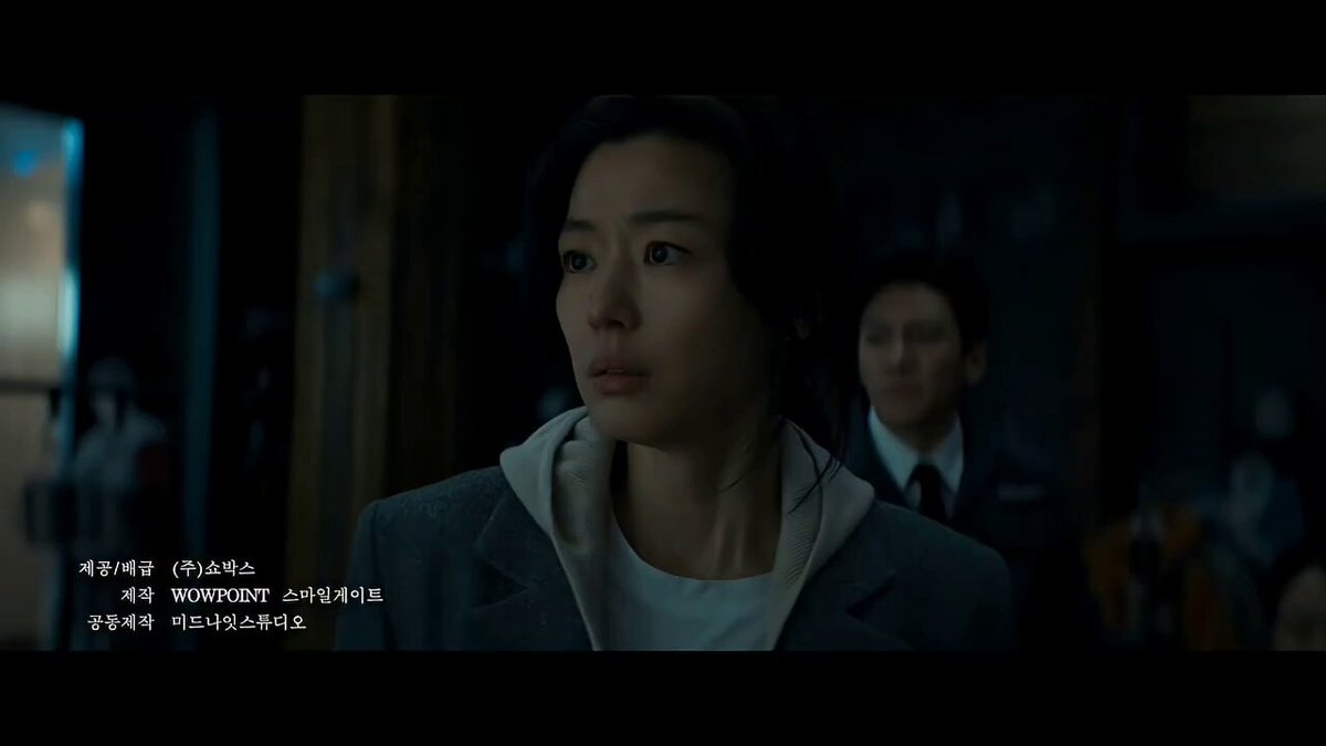 영화 <군체> 예고편 정체불명의 감염사태로 봉쇄된 건물 안, 고립된 생존자들이 예측할 수 없는 형태로 진화하는 감염자들에 맞서 벌이는 사투를 그린 영화. 전지현(권세정役), 구교환(서영철役), 지창욱(최현석役), 신현빈(공설희役), 김신록(최현희役), 고수(한규성役). 5월 극장 대개봉.